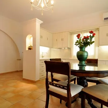 Victor Villa Gardelades
