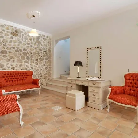 Victor Villa Gardelades